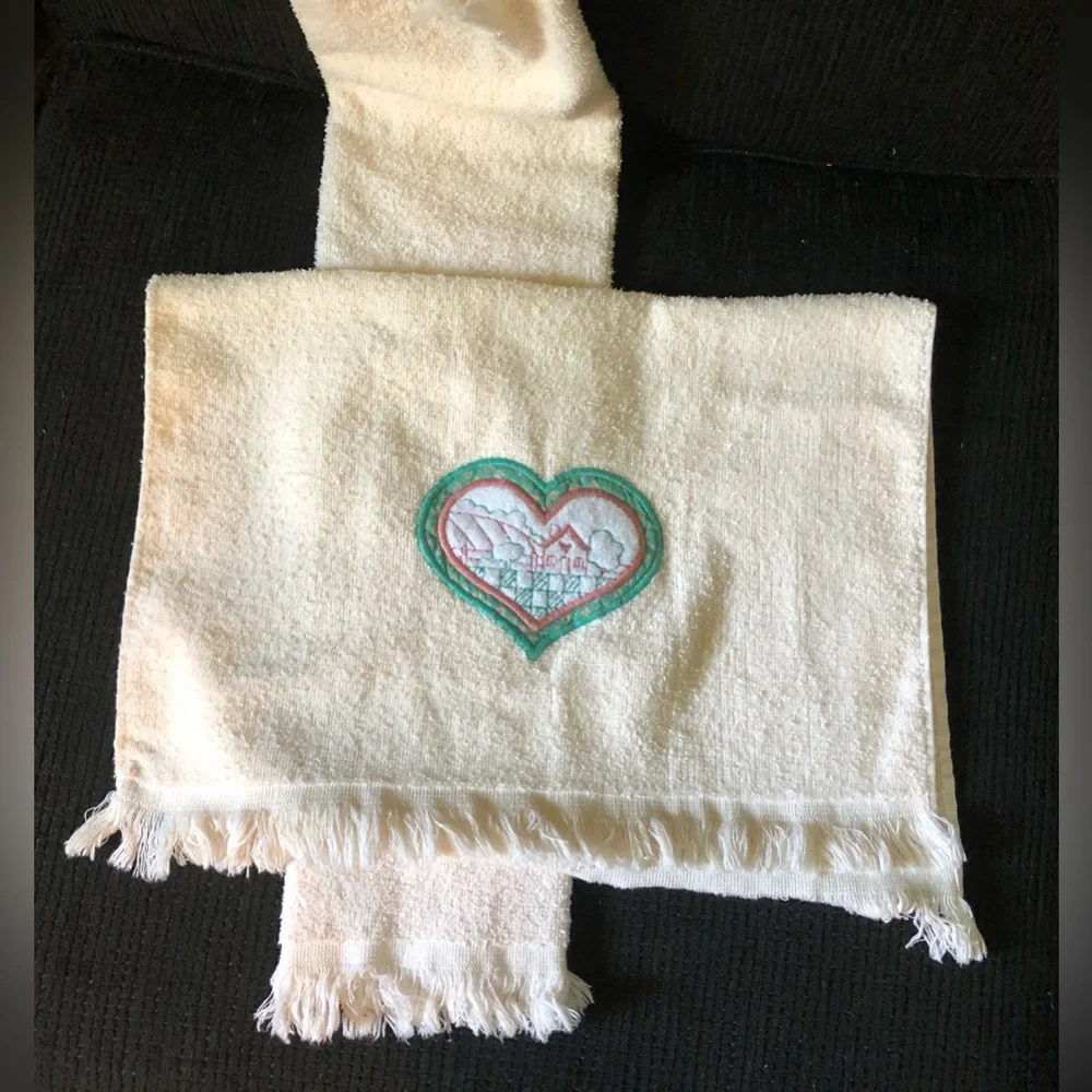 7468 VTG Embroidered Heart Hand Towels Set 2 Fringe Cream Pink Green Made USA